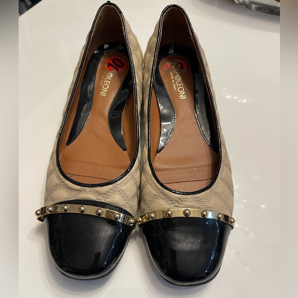 Gorgeous flats cushioned insoles quilted leather black patent leather & Gold